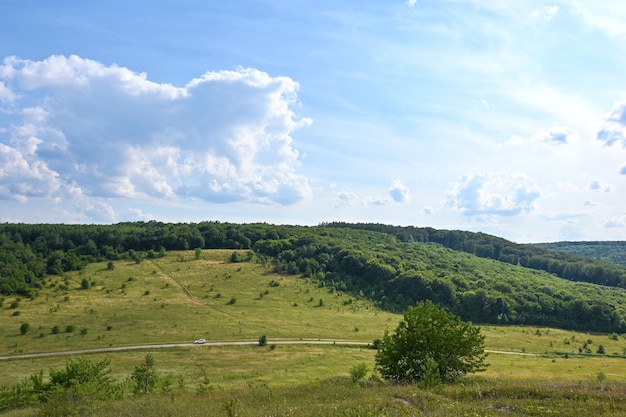 belle nuvole sulla strada che passa tra le colline