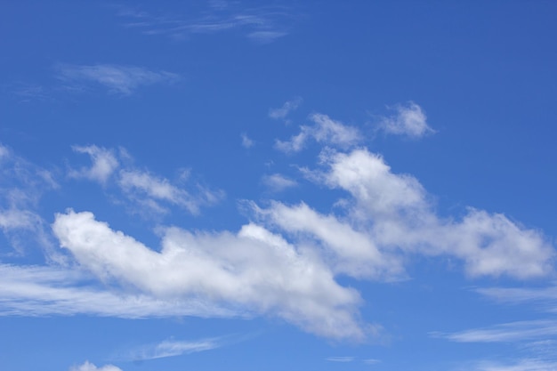 Belle nuvole sullo sfondo del cielo drammatico