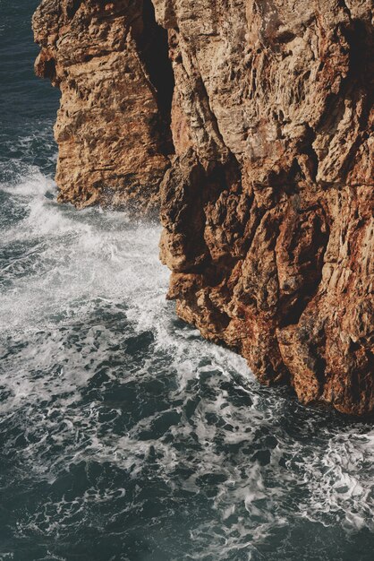 Belle onde del mare e rocciose