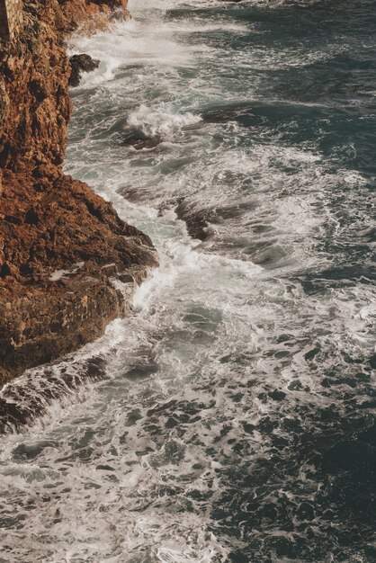 Belle onde del mare e rocciose