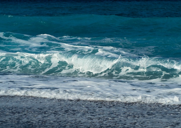 Belle onde di schiuma in una giornata di sole nel Mar Egeo sull'isola di Evia in Grecia