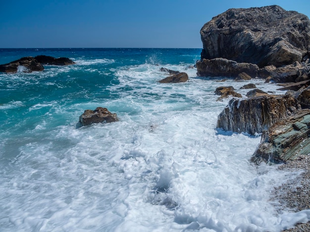 Belle onde spumose sulla spiaggia nel Mar Egeo in Grecia