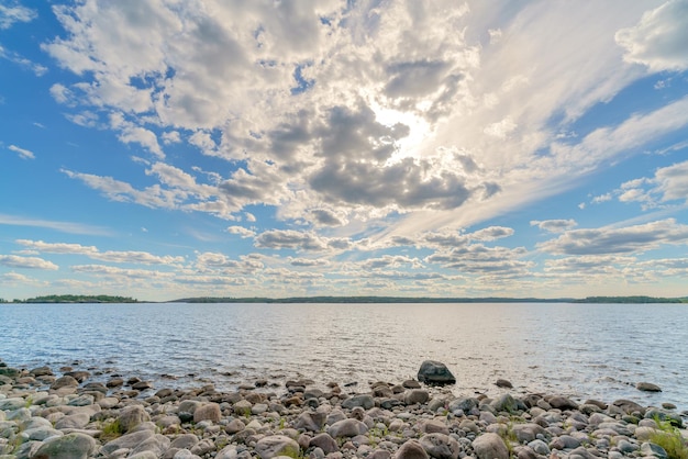 Belle pietre sul lago Paesaggio di natura selvaggia