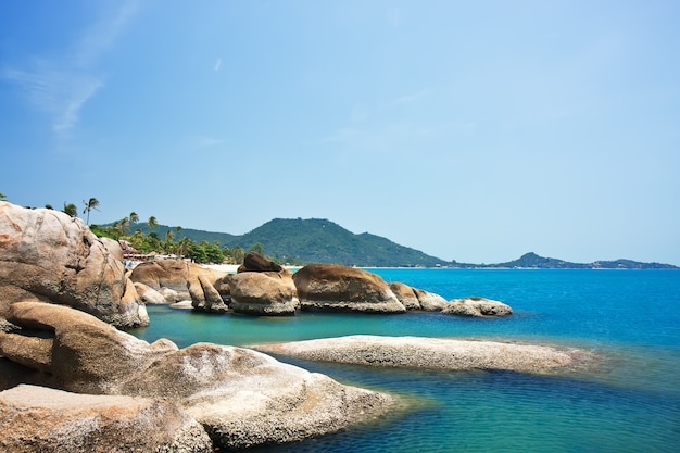 Belle pietre sulla spiaggia di Lamai, Koh Samui, Thailandia