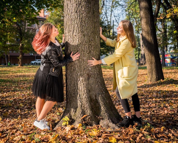 Belle ragazze adolescenti che si divertono nel parco autunnale in un giorno di sole Ragazze sorridenti felici all'aperto