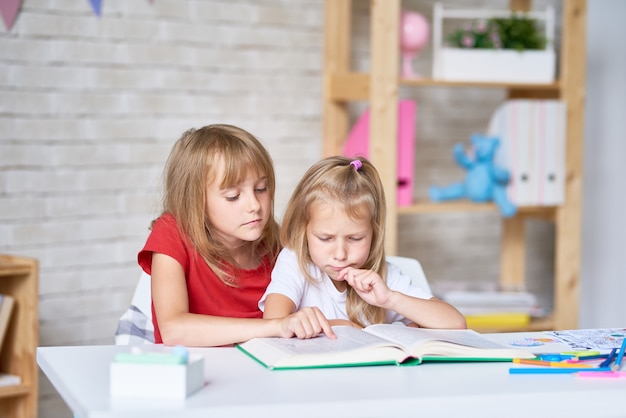 Belle ragazze avvolte nella lettura