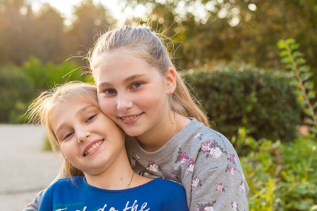 Belle ragazze che camminano nel parco estivo