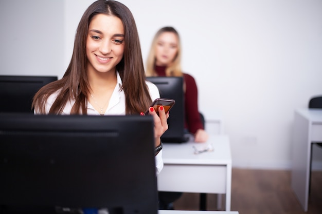 Belle ragazze che lavorano nell'ufficio di una società di consulenza