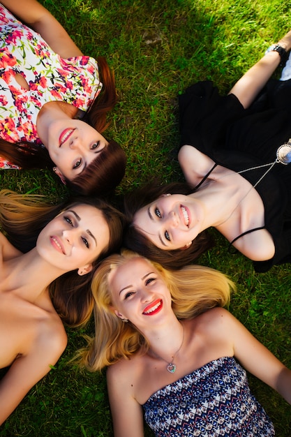 Belle ragazze che posano sullo sfondo del parco