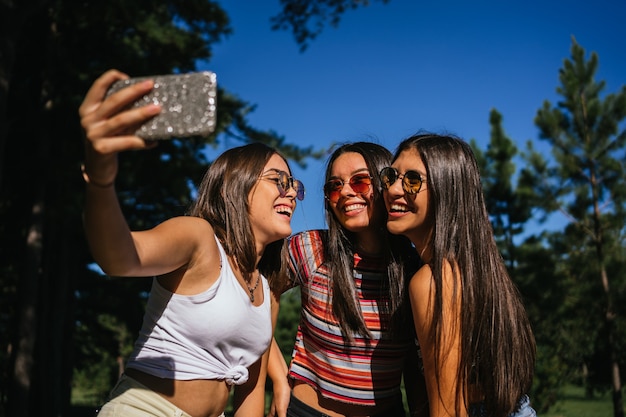 Belle ragazze che si godono la vita all'aria aperta e si fanno un selfie.