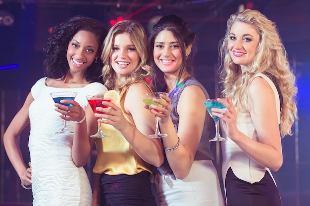 Belle ragazze con cocktail