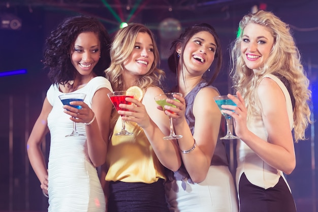 Belle ragazze con cocktail