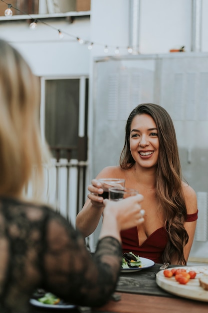 Belle ragazze con un po &#39;di vino