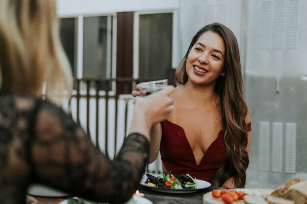 Belle ragazze con un po &#39;di vino