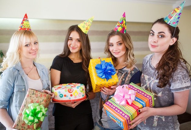 Belle ragazze fanno un regalo per il compleanno della sua ragazza.