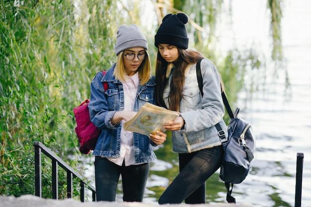 belle ragazze giovani ed eleganti che passeggiano per il parco e cercano una direzione