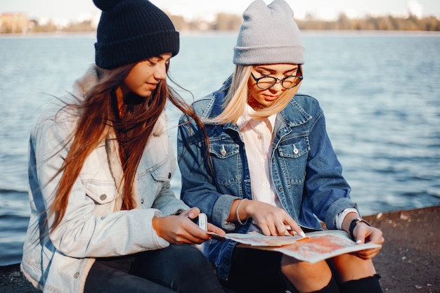 belle ragazze giovani ed eleganti che passeggiano per il parco e cercano una direzione