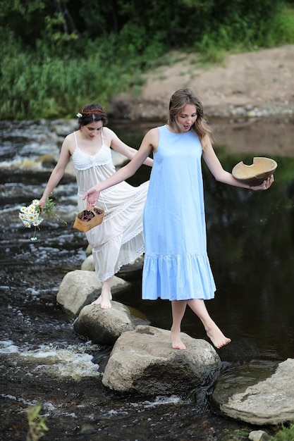 Belle ragazze in abiti sul fiume