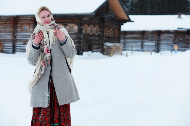 Belle ragazze in costumi tradizionali del nord russo in inverno