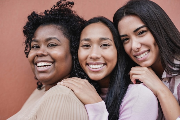 Belle ragazze multirazziali che sorridono alla telecamera - Giovani donne latine con diversi colori della pelle e corpi