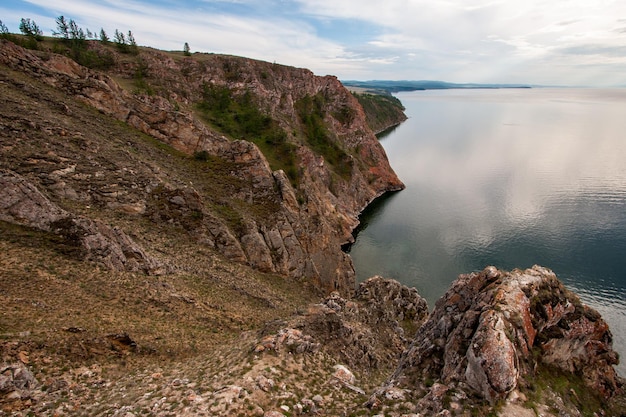 Belle rocce sulla riva del lago Baikal sull'isola di Olkhon