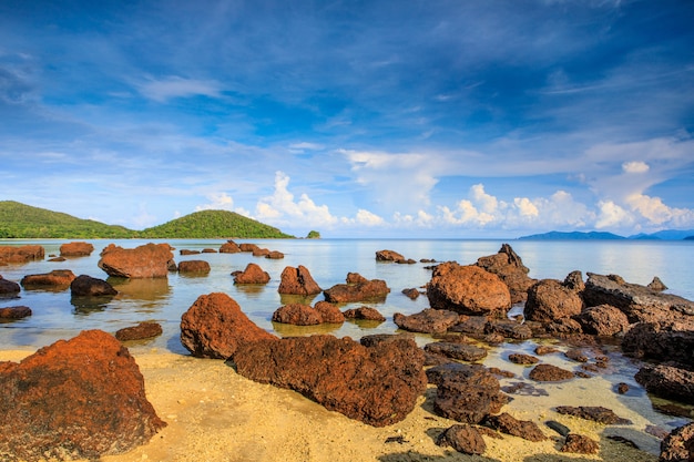 Belle rocce vulcaniche lungo la spiaggia nell&#39;isola di Koh Mak, provincia di Trat, Tailandia