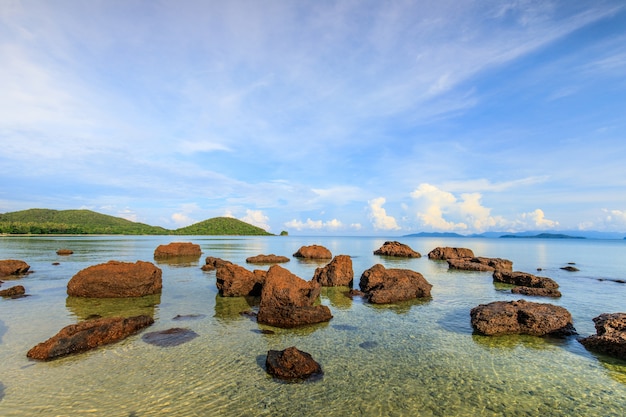 Belle rocce vulcaniche lungo la spiaggia nell&#39;isola di Koh Mak, provincia di Trat, Tailandia