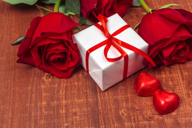Belle rose e confezione regalo