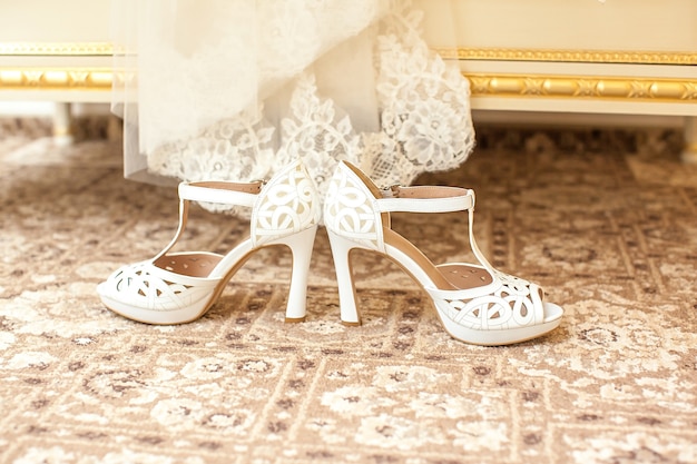 Belle scarpe bianche da sposa della sposa.