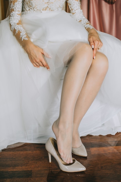 Belle scarpe bianche dalla sposa