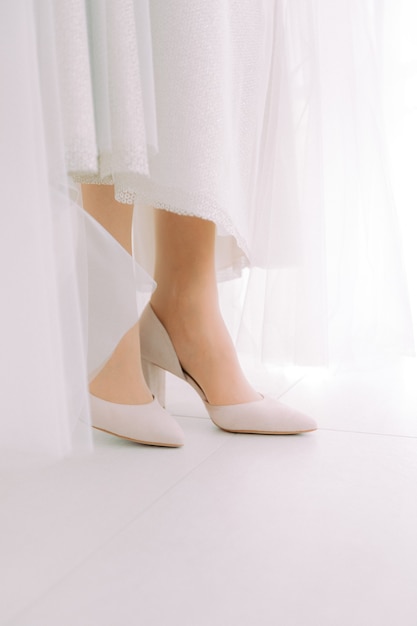 Belle scarpe da sposa bianche della sposa.