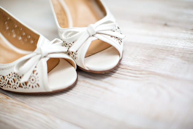 Belle scarpe da sposa della sposa.