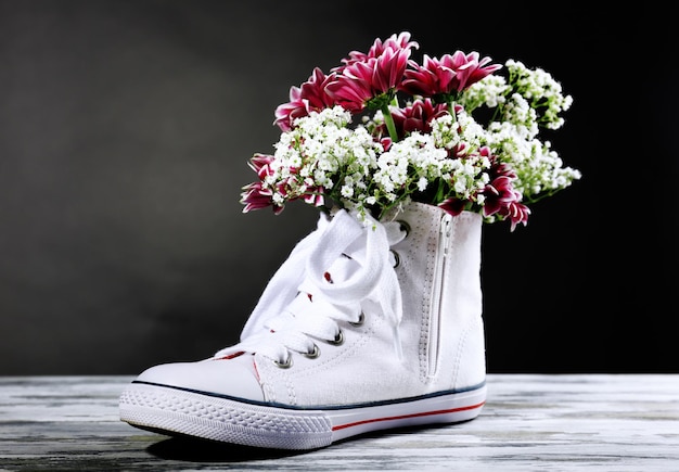 Belle scarpe di gomma con fiori all'interno isolati su bianco