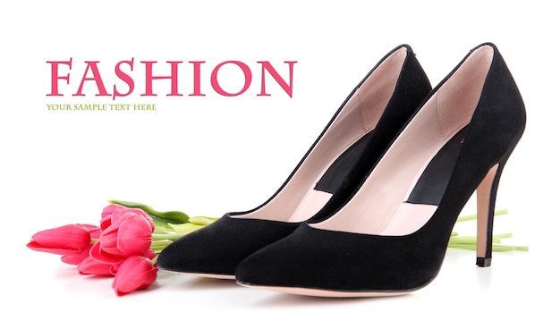 Belle scarpe femminili nere e fiori isolati su bianco
