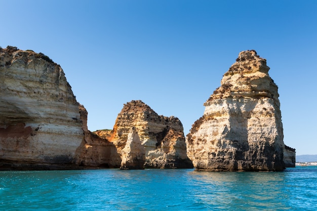 Belle scogliere nell'oceano