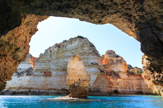 Belle scogliere nell'oceano