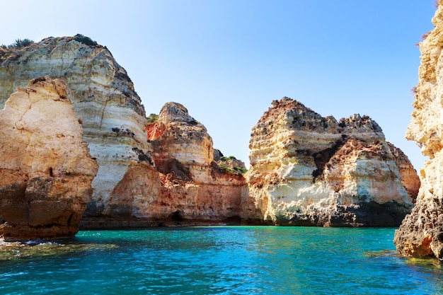 Belle scogliere nell'oceano