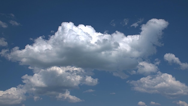Belle soffici nuvole bianche galleggiano nel cielo blu Sfondo Banner Screensaver sul monitor