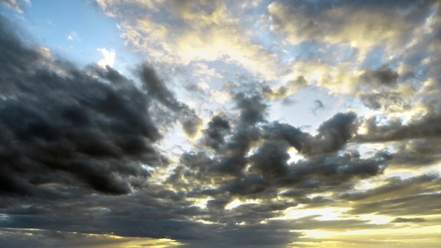 Belle soffici nuvole nel cielo della sera La luce del sole dà una luce laterale sulle nuvole Nubi prima della pioggia