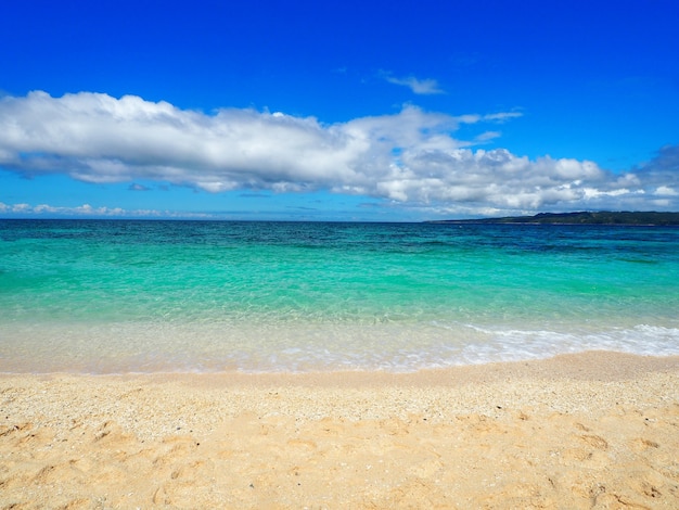 Belle spiaggia e cielo blu di Puka all&#39;isola di Boracay, Filippine.