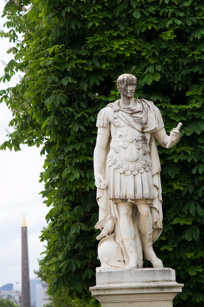 Belle statue situate sulla Avenue des Champs-Elysees a Parigi, Francia