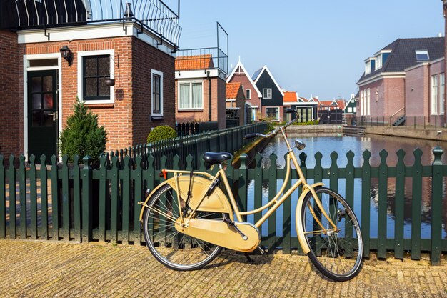 Belle strade nel villaggio di pescatori volendam nei Paesi Bassi