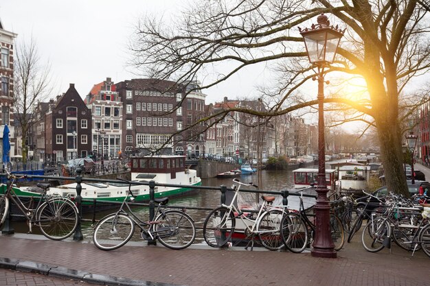 Belle strade, ponti e canali nella famosa città di Amsterdam, Paesi Bassi