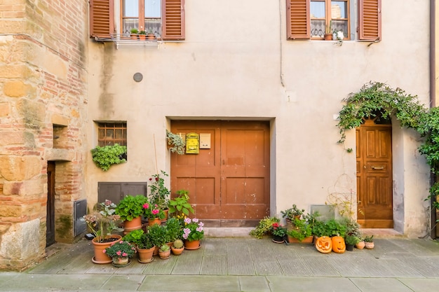 Belle strade tranquille dell'antica città europea in Italia