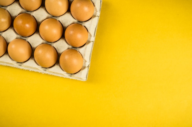 Belle uova di gallina marrone fresche in cartone