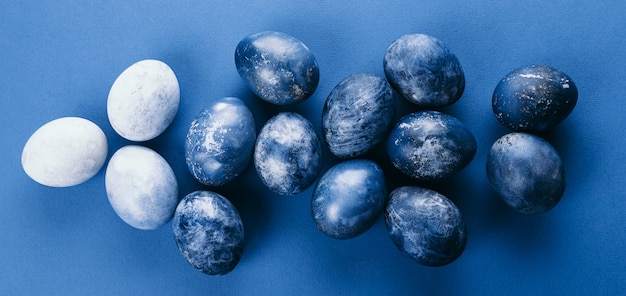 Belle uova di Pasqua blu con uova di quaglia e piume. Concetto di pasqua.