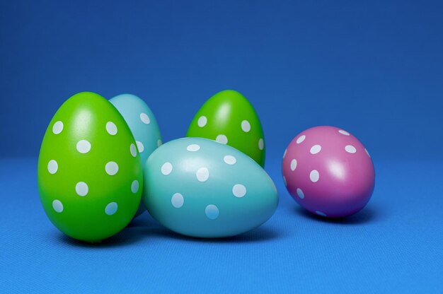 Belle uova di Pasqua colorate fatte a mano su sfondo blu