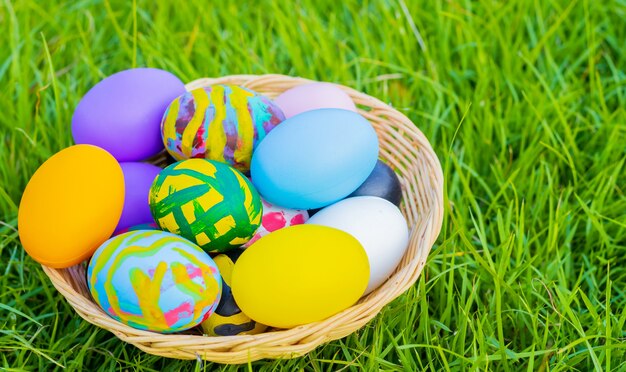 Belle uova di Pasqua colorate in un cesto per il giorno di Pasqua