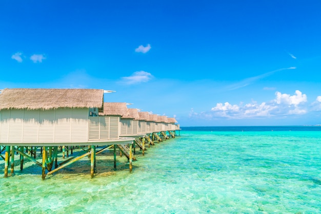 Belle ville dell&#39;acqua nell&#39;isola tropicale delle Maldive.