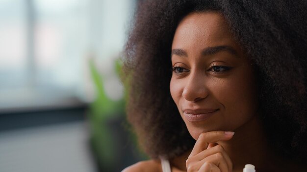 bellezza afroamericana femminile trucco di routine applicare naturale liscio idratante rossetto etnico
